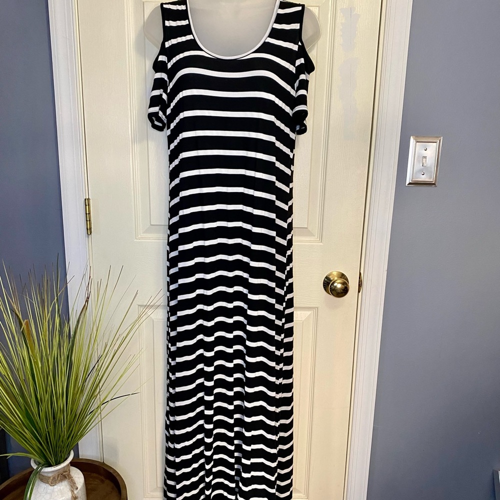 Women’s black & white striped cold shoulder maxi dress Medium